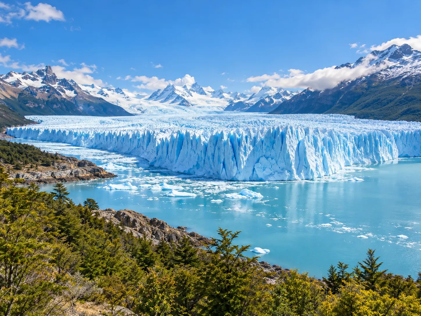 Glaciar Perito Moreno y montañas de la Patagonia argentina