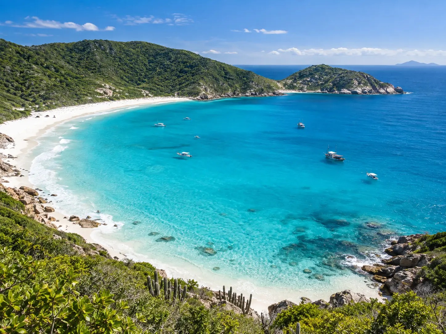 Bahía de arena blanca y agua turquesa en Arraial do Cabo, Brasil